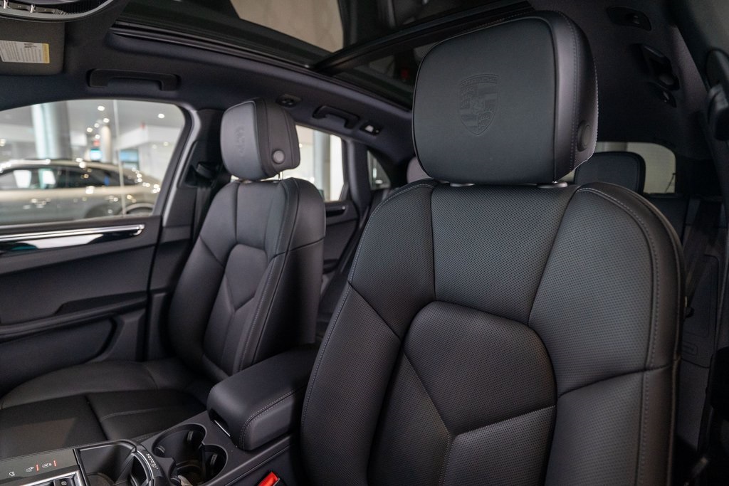 2025 Porsche Macan T photo 4