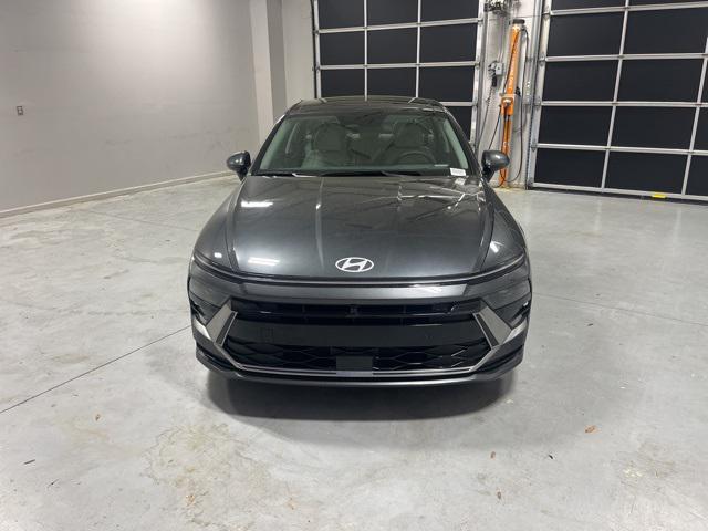 2025 Hyundai Sonata Hybrid Limited photo 2