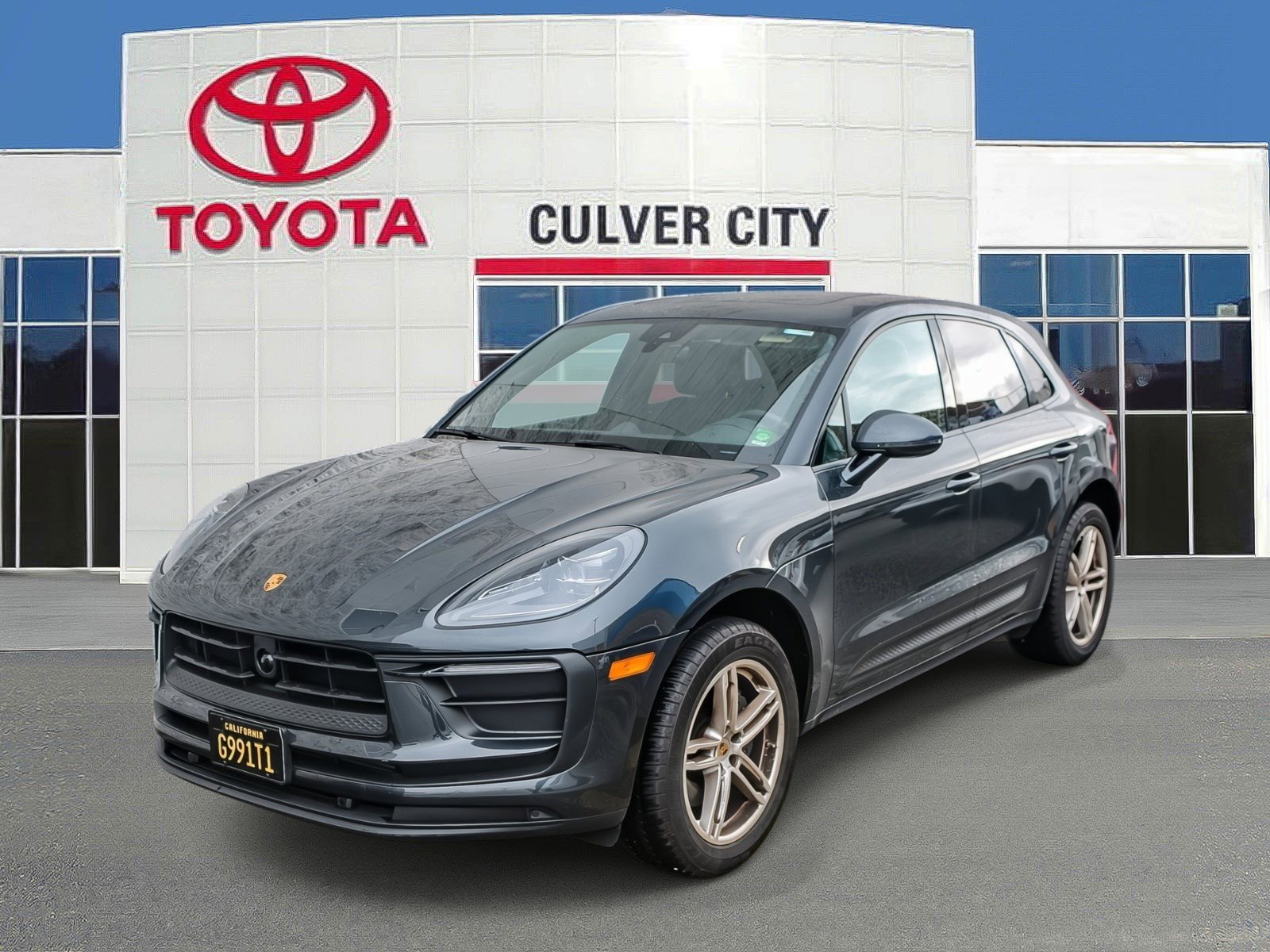 2023 Porsche Macan's photo