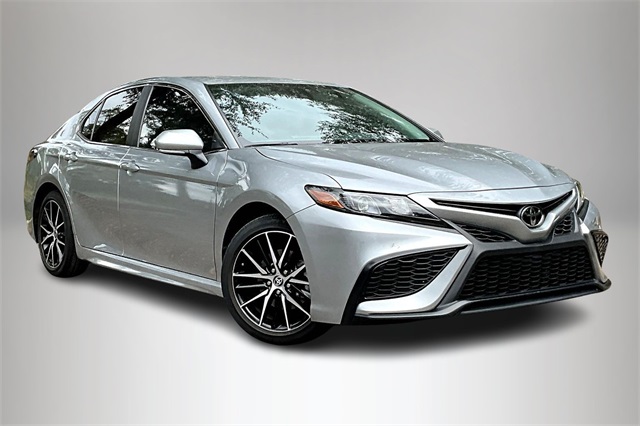 2024 Toyota Camry SE's photo