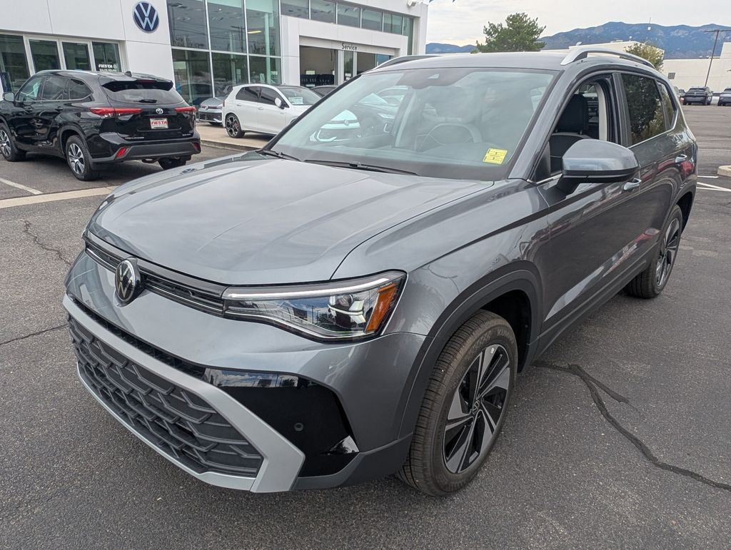 2025 Volkswagen Taos SE photo 3