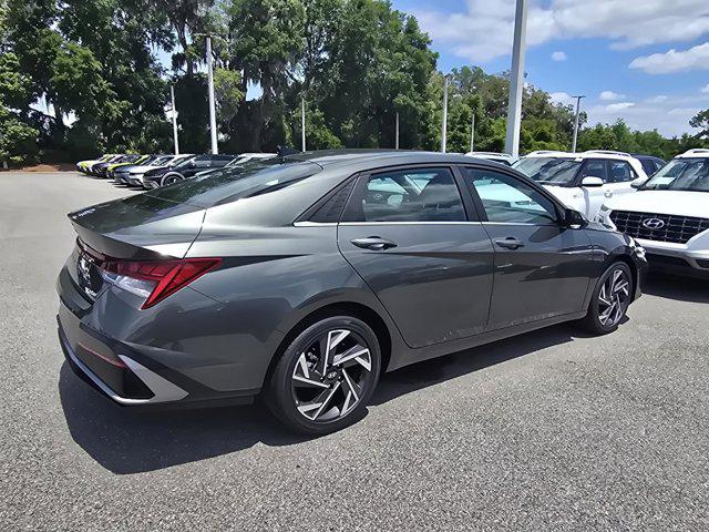 2025 Hyundai Elantra Limited photo 3