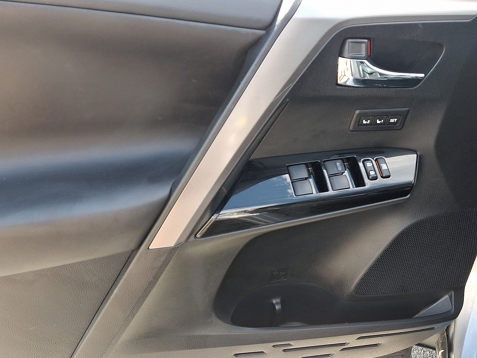 2017 Toyota RAV4 Hybrid Limited photo 10