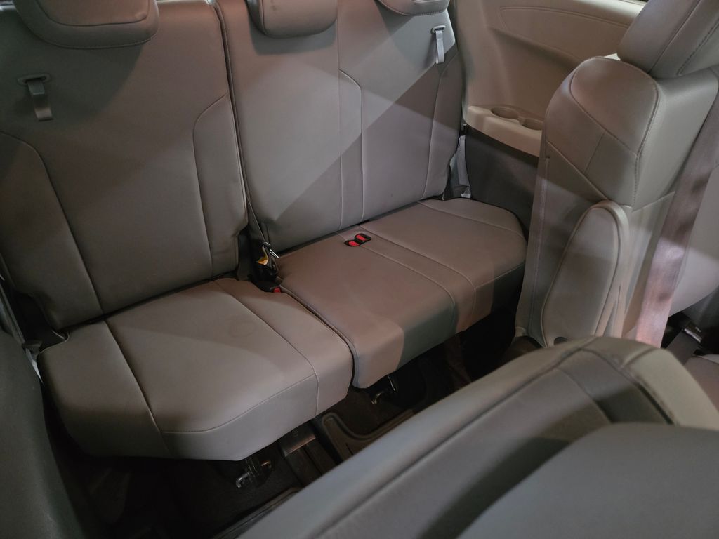 2022 Toyota Sienna XLE photo 18