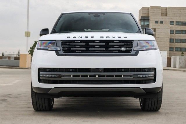 2025 Land Rover Range Rover SE photo 2