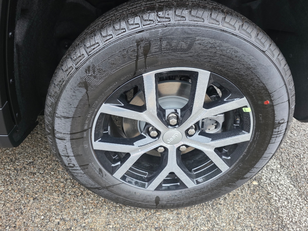 2025 Jeep Grand Cherokee Limited photo 4