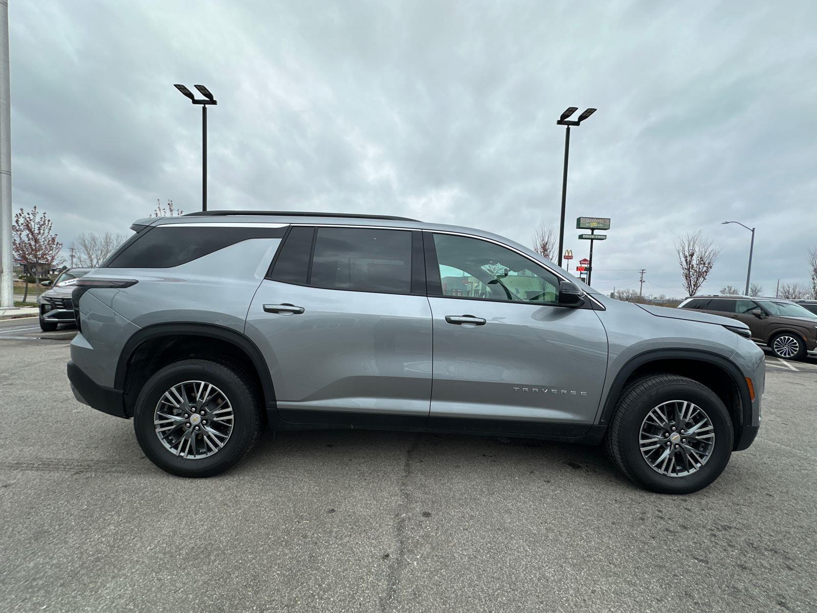 2025 Chevrolet Traverse photo 4