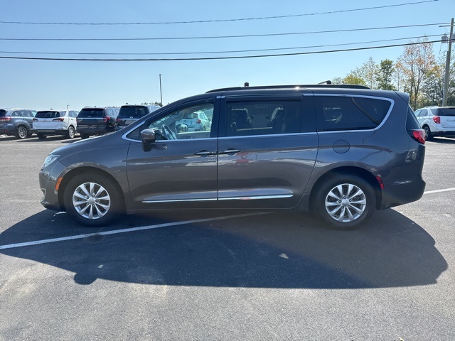 2017 Chrysler Pacifica Touring L photo 4
