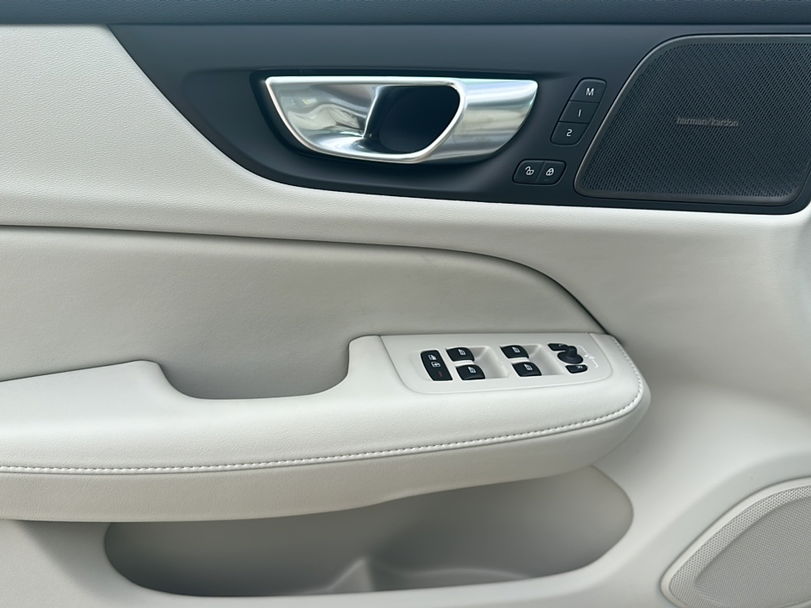 2026 Volvo V60 Cross Country B5 AWD Plus photo 7
