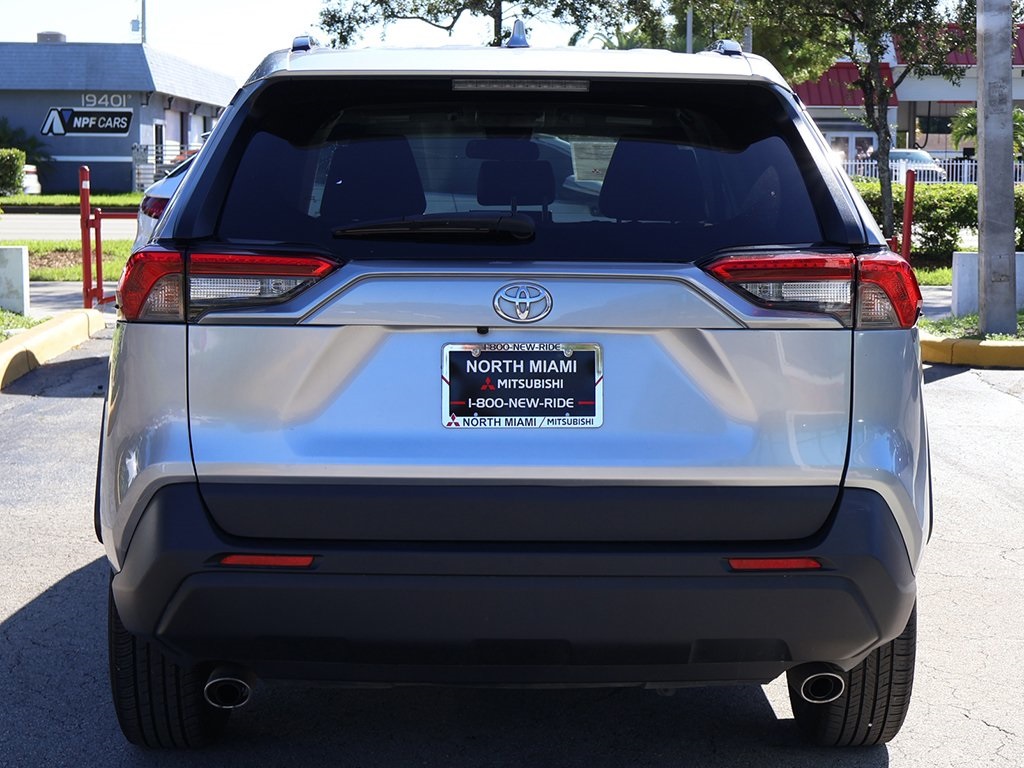 2022 Toyota RAV4 XLE photo 3