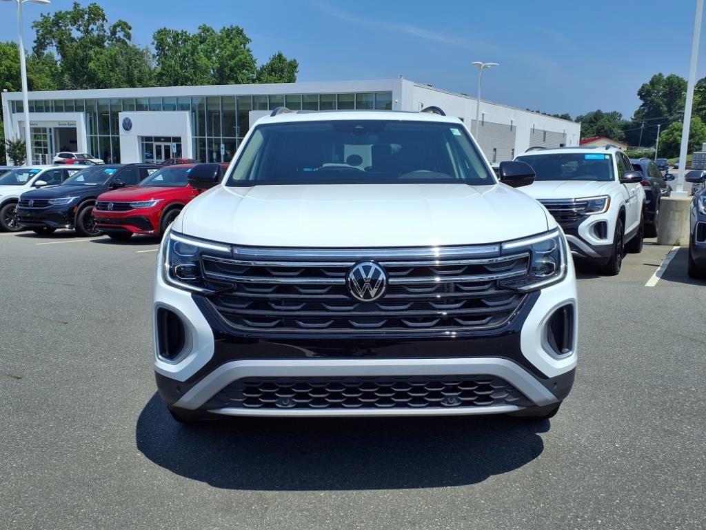 2025 Volkswagen Atlas Peak Edition SE photo 2