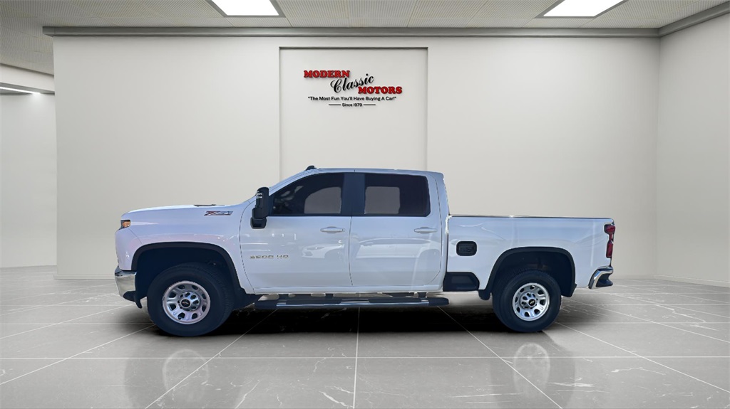 2023 Chevrolet Silverado LT photo 4