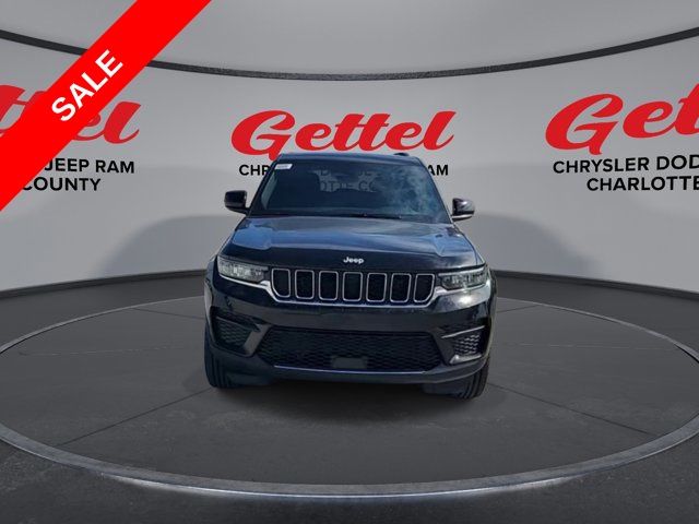 2025 Jeep Grand Cherokee Laredo photo 3