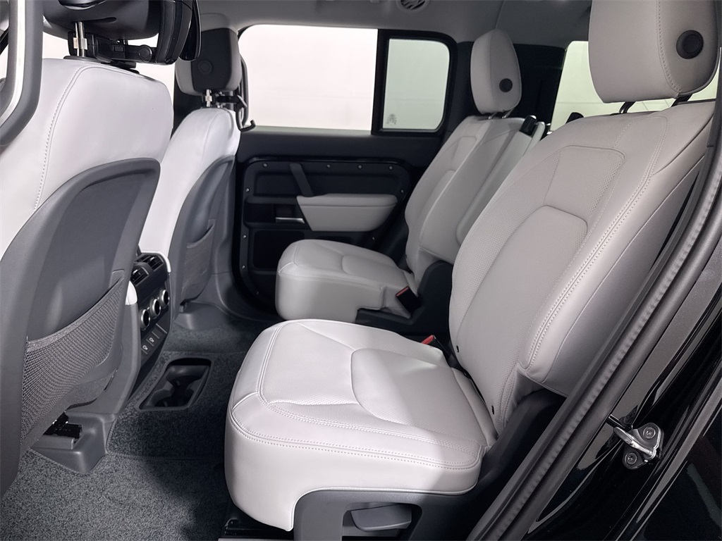 2025 Land Rover Defender 130 X-Dynamic SE photo 17
