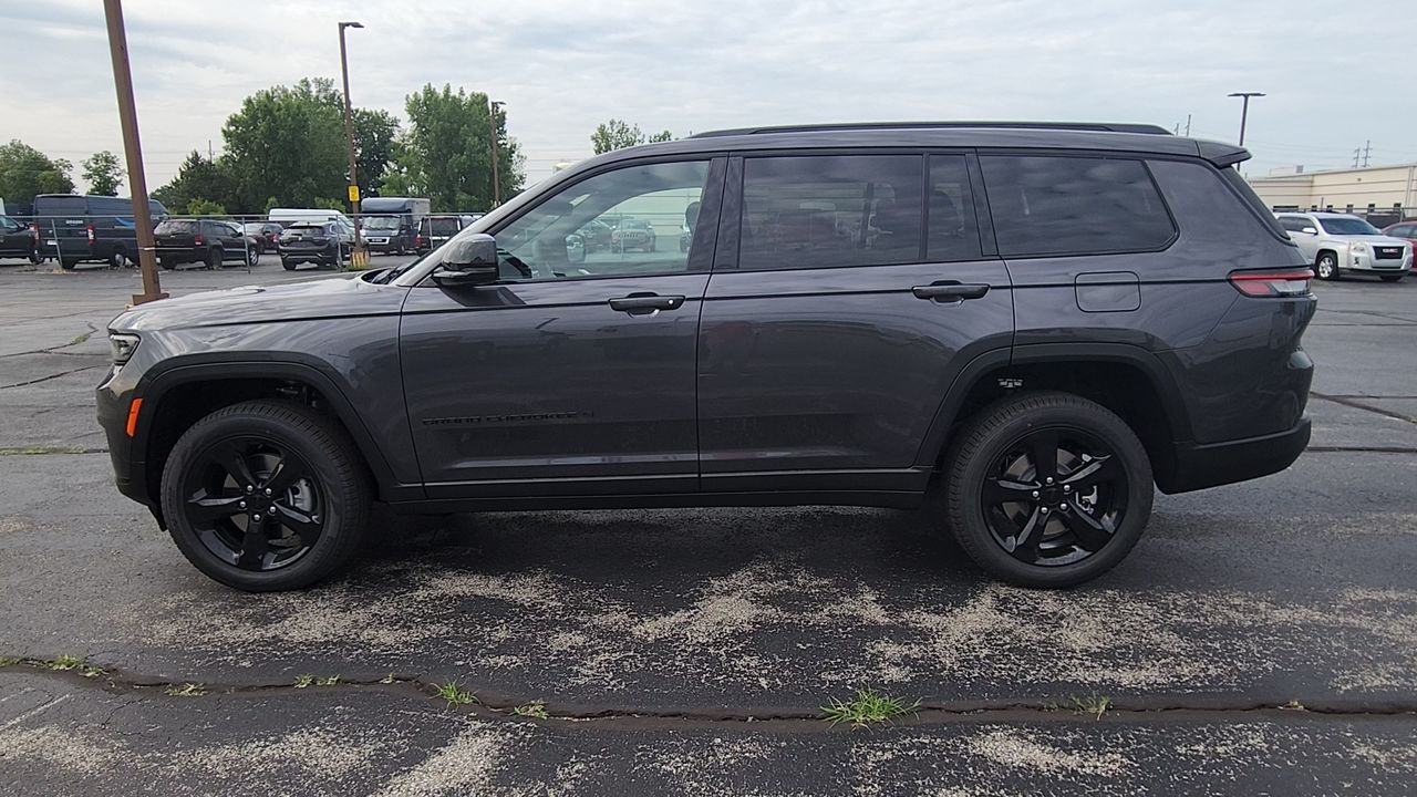 2025 Jeep Grand Cherokee Limited photo 2