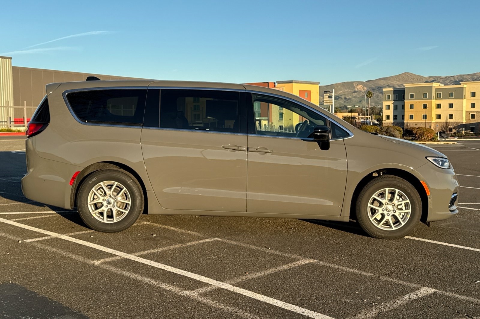 2025 Chrysler Pacifica photo 2