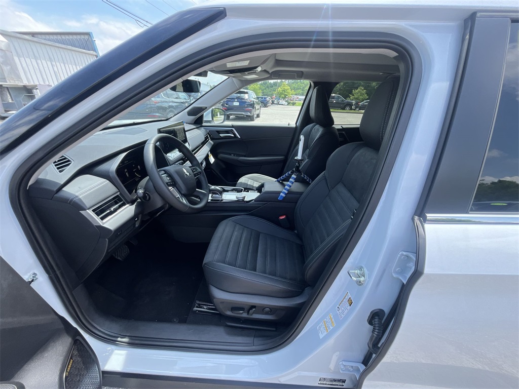 2025 Mitsubishi Outlander SE photo 11