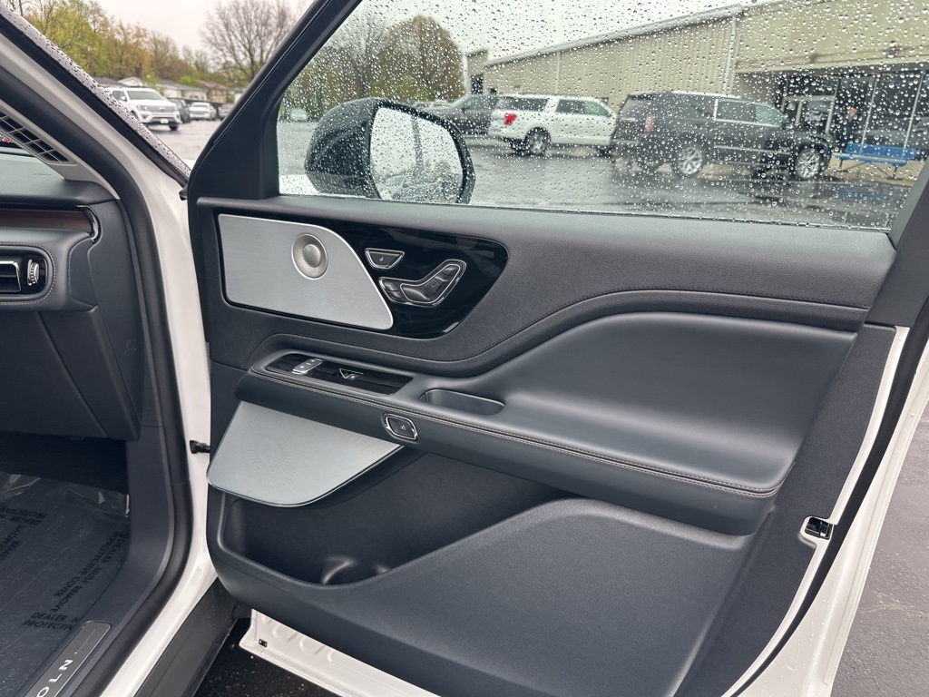 2025 Lincoln Aviator Reserve photo 13