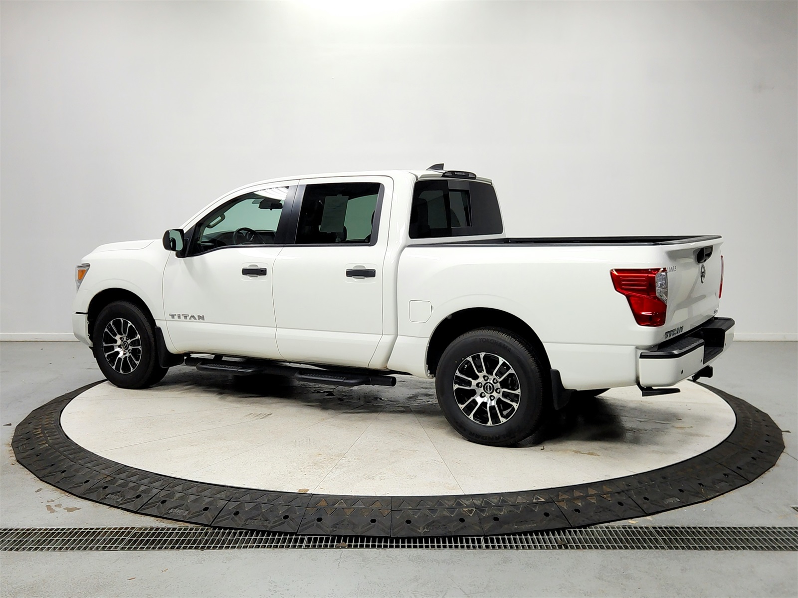 2023 Nissan Titan SV photo 4