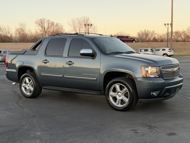 2011 Chevrolet Avalanche LT's photo