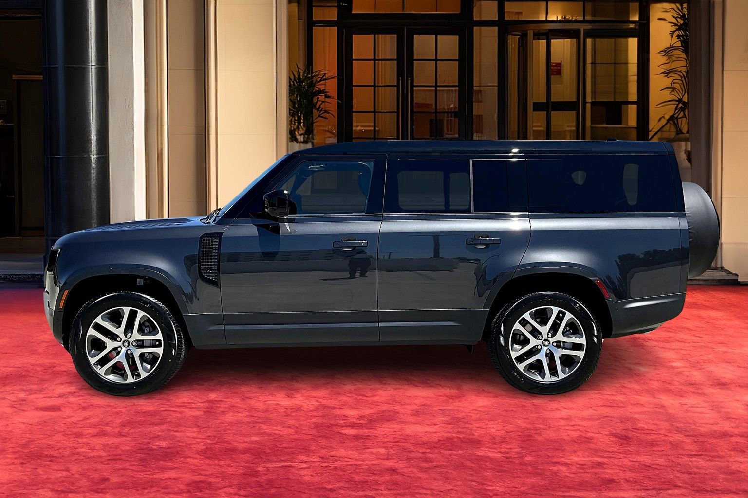 2025 Land Rover Defender 130 S photo 3