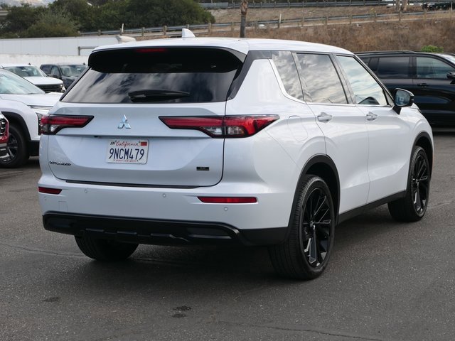 2024 Mitsubishi Outlander SE Black Edition photo 3