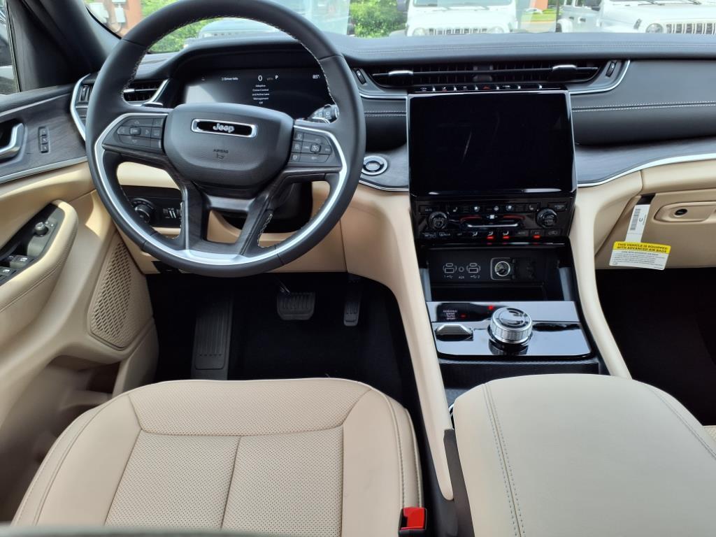 2025 Jeep Grand Cherokee Limited photo 18