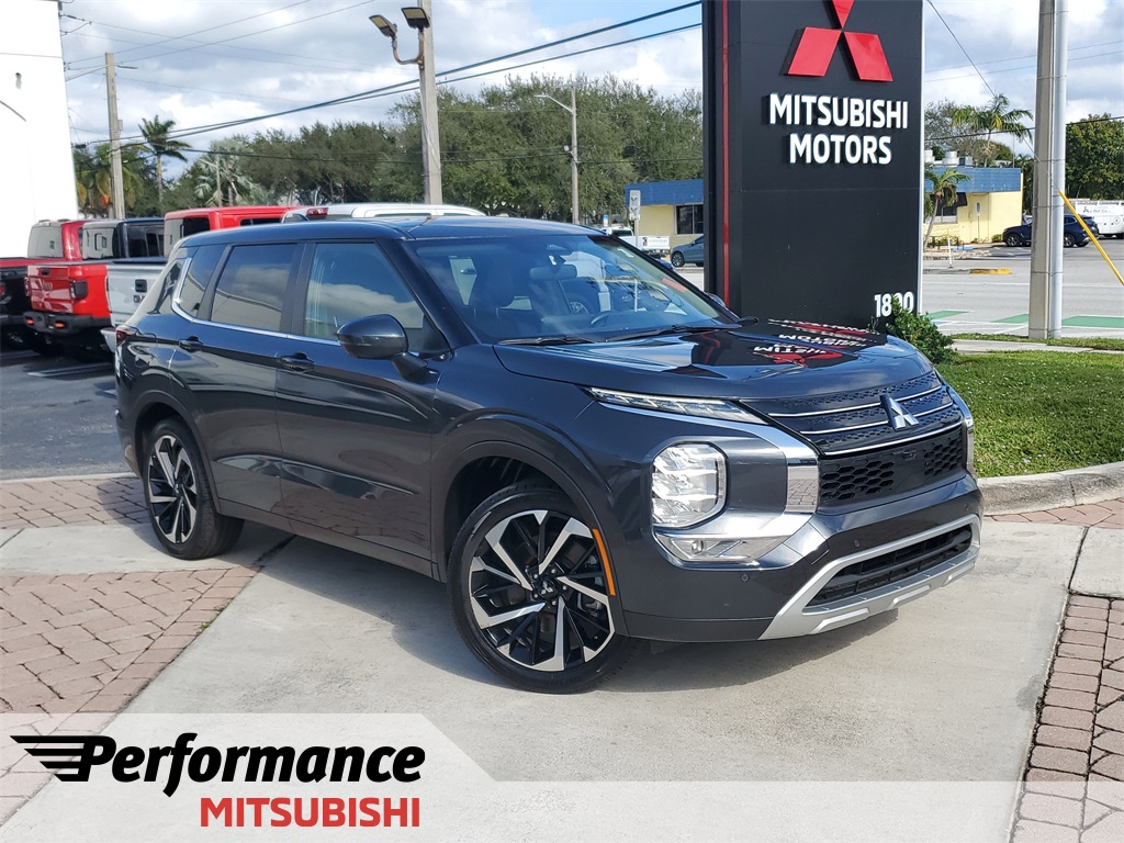 2024 Mitsubishi Outlander SE's photo