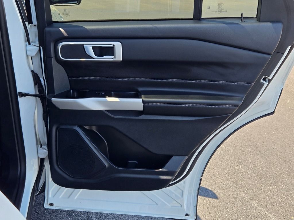 2023 Ford Explorer XLT photo 7