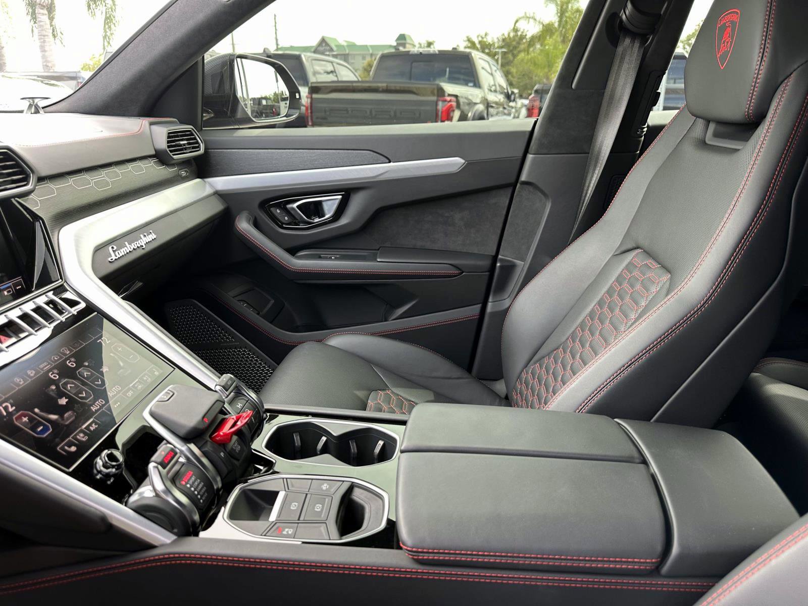 2022 Lamborghini Urus Base photo 22