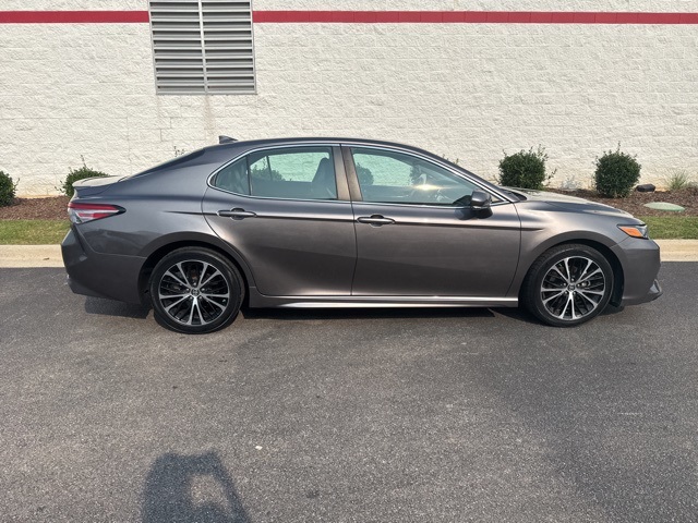 2019 Toyota Camry SE photo 3