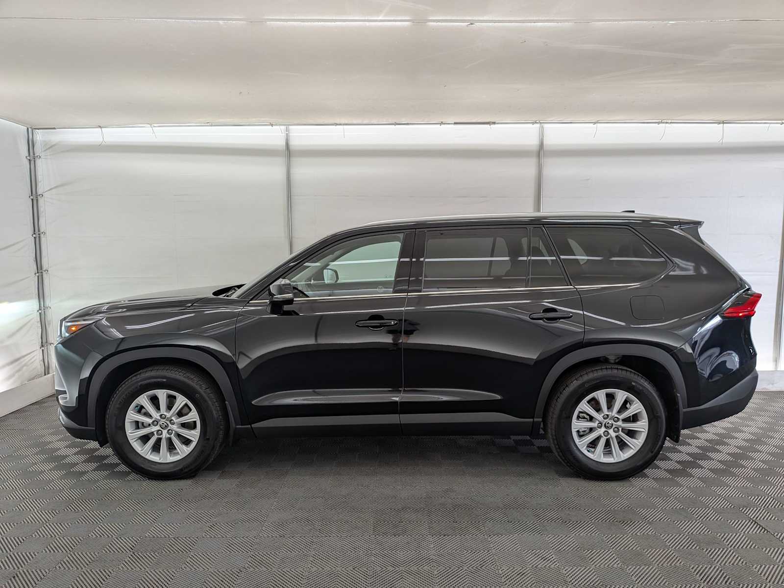 2024 Toyota Grand Highlander XLE photo 2