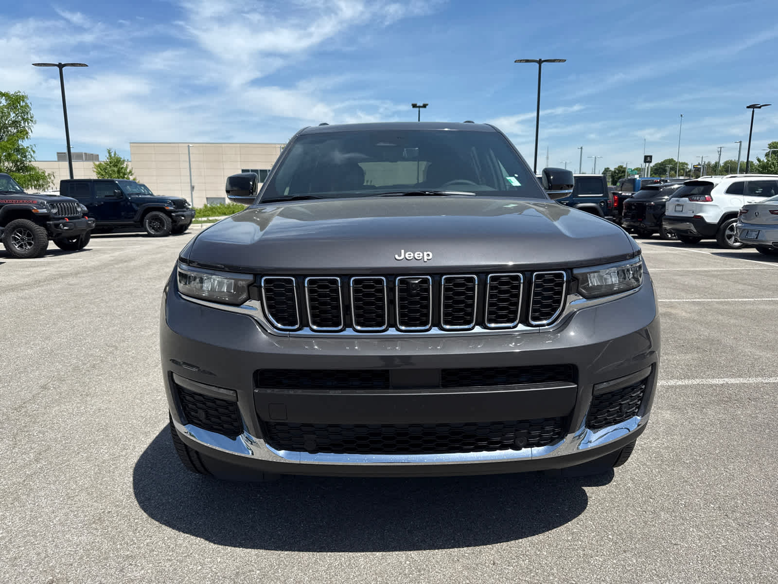 2025 Jeep Grand Cherokee Limited photo 3