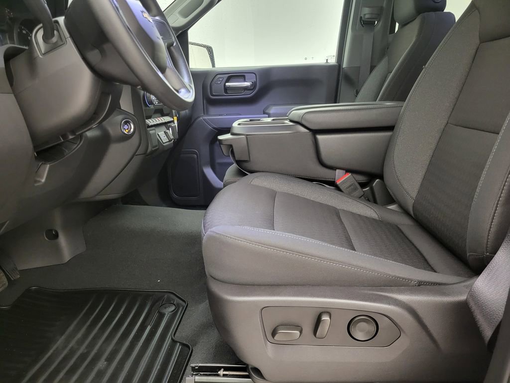 2025 Chevrolet Silverado 1500 Custom photo 3