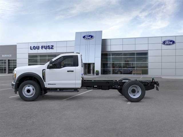 2025 Ford F-600 photo 3