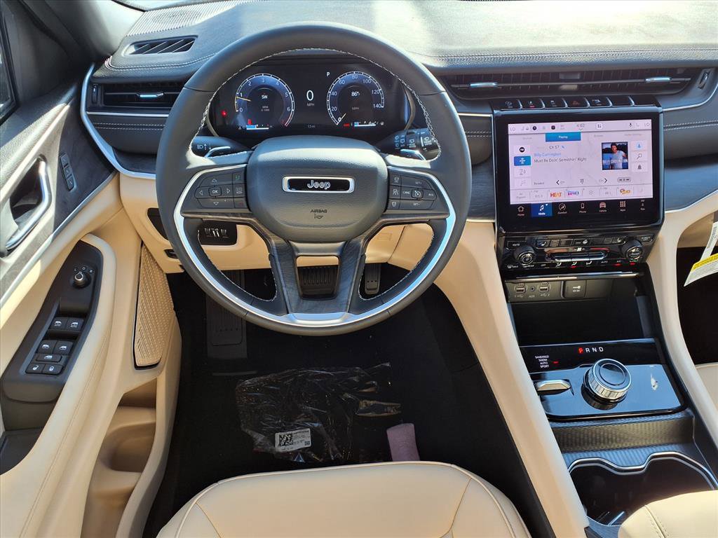 2025 Jeep Grand Cherokee Limited photo 3