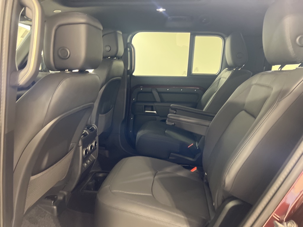2025 Land Rover Defender 130 X-Dynamic SE photo 21