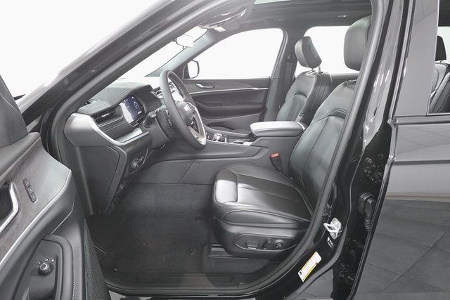 2025 Jeep Grand Cherokee Limited photo 8