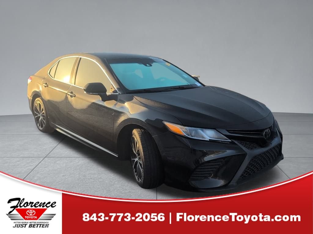 2018 Toyota Camry SE's photo