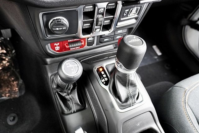 New 2025 Bright White Clear-Coat Exterior Paint Jeep Willys image 40