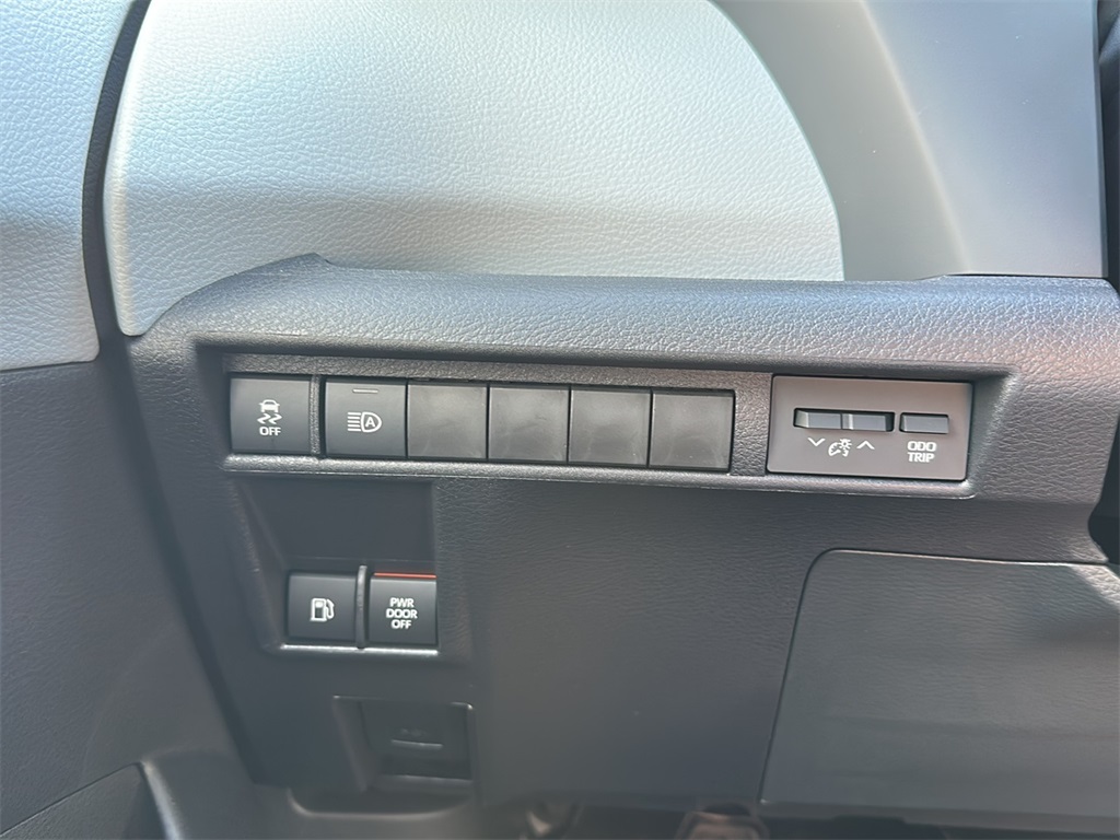 2025 Toyota Sienna XLE photo 21