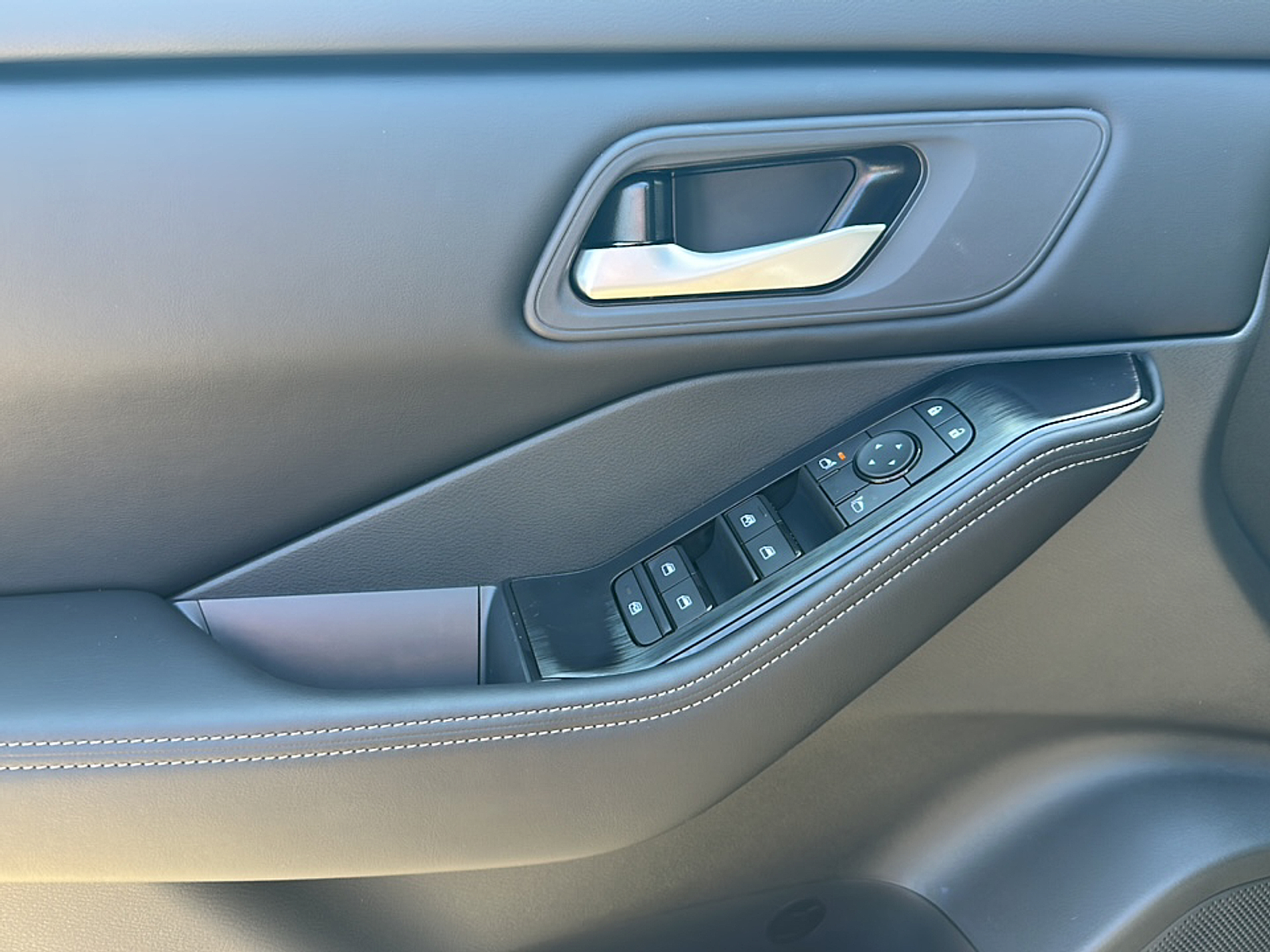 2026 Nissan Rogue SV photo 2
