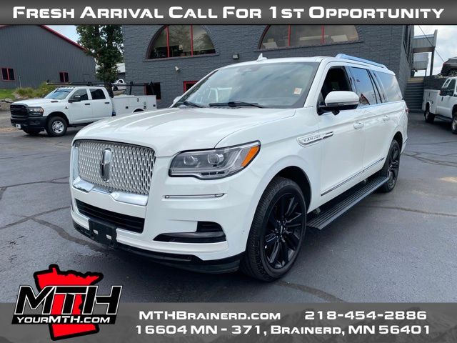 2022 Lincoln Navigator L Reserve Monochromatic photo 4