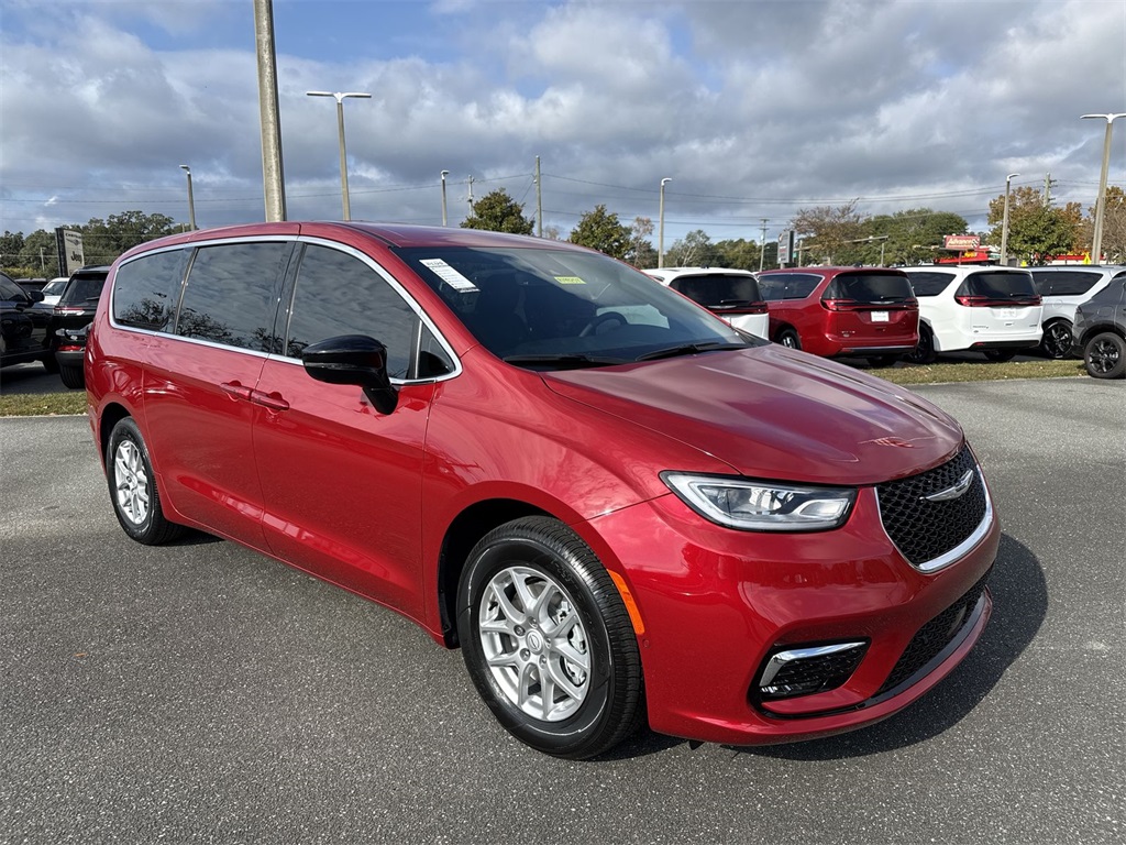 2026 Chrysler Pacifica Select's photo