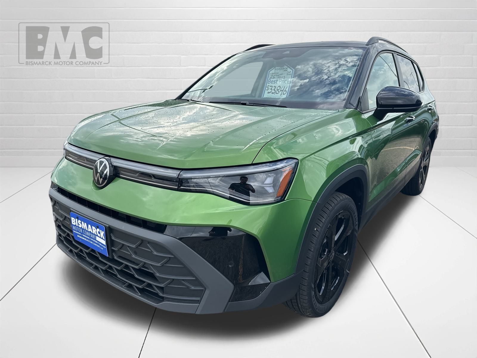 2025 Volkswagen Taos SE Black's photo