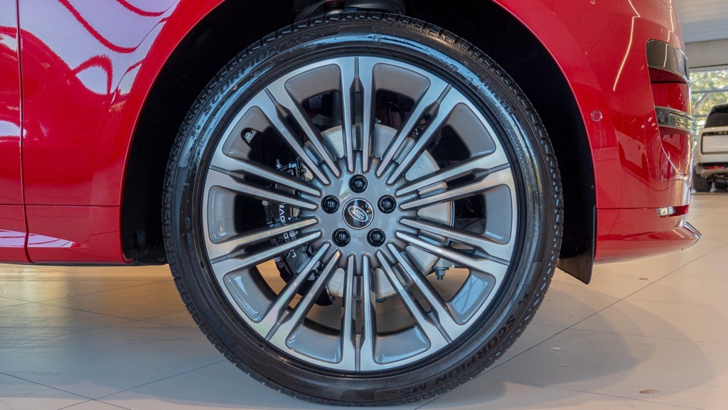 2025 Land Rover Range Rover Sport SE photo 9
