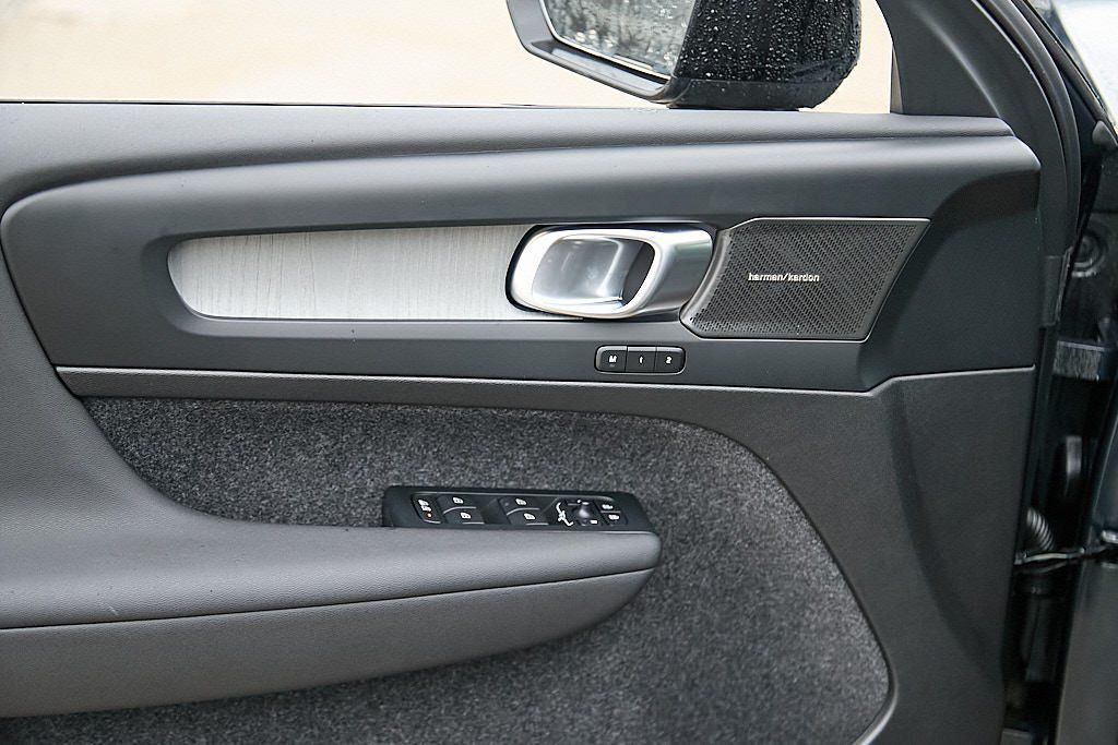 2026 VOLVO XC40 - Image 10