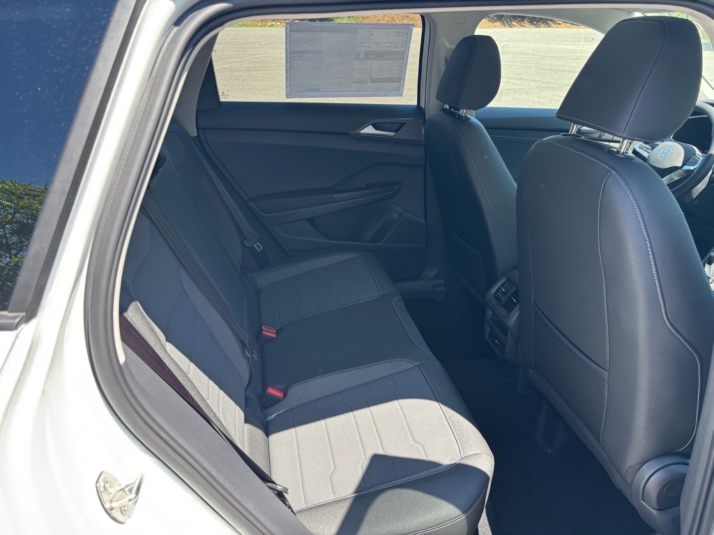 2025 Volkswagen Taos SE photo 6