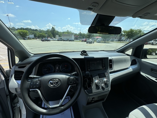2020 Toyota Sienna L photo 17