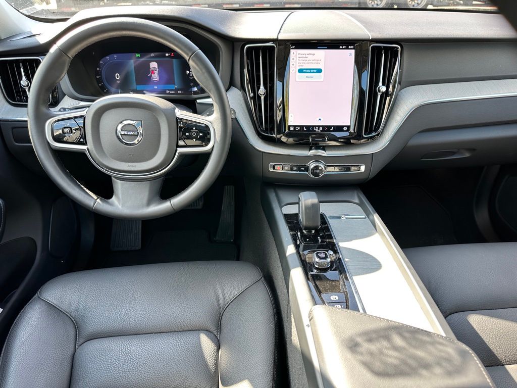 2025 Volvo XC60 B5 Plus photo 10